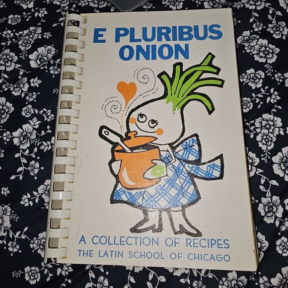 E. PLURIBUS ONION Chicago Latin School Parent Council 1976 Vtg Spiral Cook Book - Picture 1 of 12
